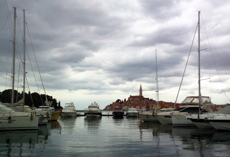 13.4. wir wechseln nach Istrien auf unseren geliebten CP Polari in Rovinj. Noch am Nachmittag schnappen wir uns die Walkingstöcke und marschieren ins 6 km entfernte Rovinj...