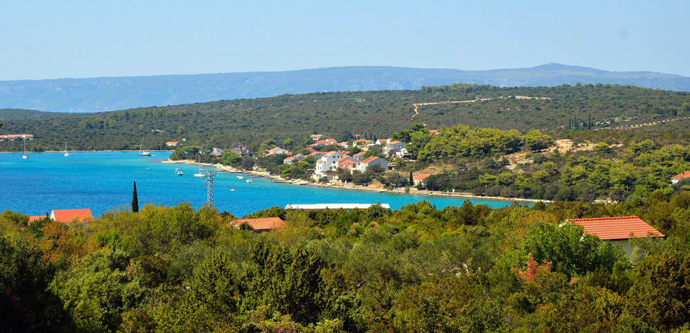 ...Angekommen auf der Halbinsel Peljesac fahren ganz nach Westen nach Loviste, wo wir eine Stunde später eintreffen. Schon die Fahrt hierher offenbarte viele grossartige Ausblicke über Peljesac und der benachbarten Insel Korcula...