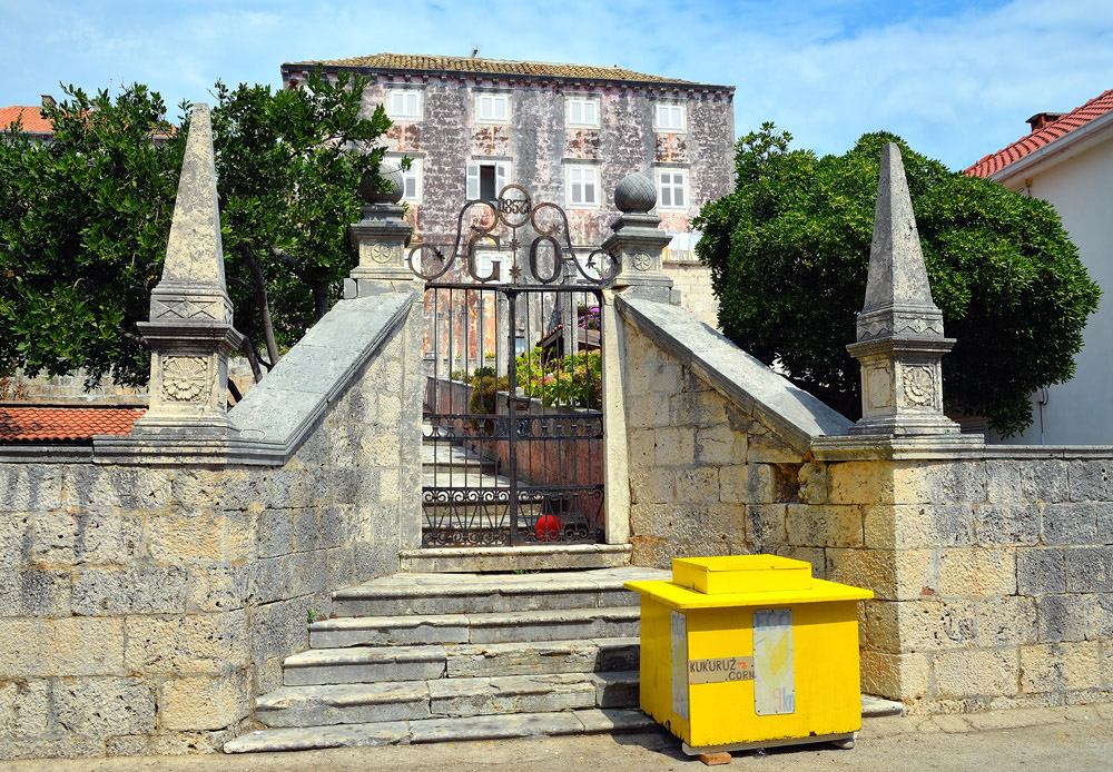 ...Im 19. Jahrhundert war Orebić Heimatstadt vieler bedeutender Kapitäne und hier hatte auch eine der größten Reedereien ihren Sitz, die Associazione Marittima di Sabioncello. Ein Seefahrtsmuseum erinnert auch an diese Zeit, in der Matrosen und Kapitäne auf Hoher See in aller Welt unterwegs waren, was auch heute noch der Fall ist...
