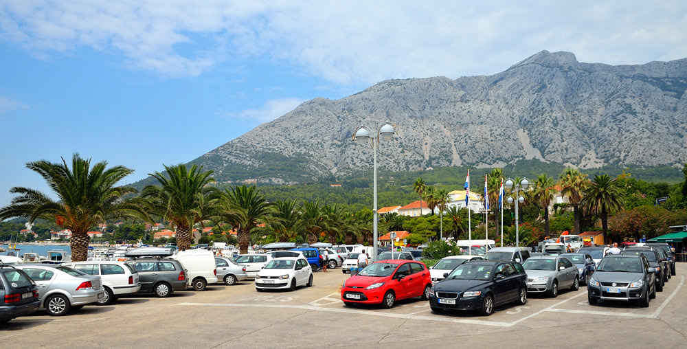 ...Direkt gegenüber von Orebić befindet sich der wichtige Adria-Passagierhafen Korčula. Orebić selbst besitzt einen Fährhafen zur Insel Korčula, hier sieht man die wartenden Fahrzeuge...