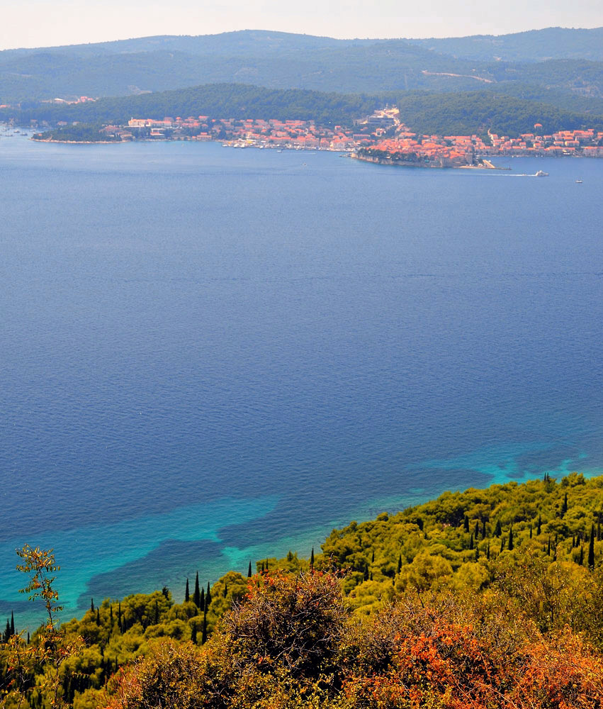 ...wo sich dem Betrachter eines der beeindruckendsten Panoramen des Landes darbietet. Oben Korcula-Stadt...