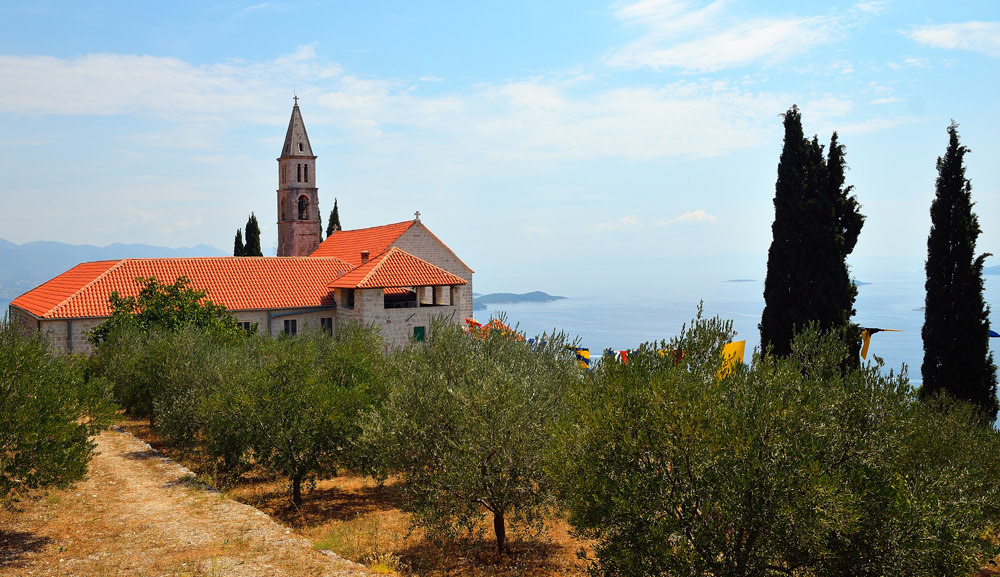 ...Das Franziskanerkloster (15. Jahrhundert) mit der Kirche „Madonna der Engel“ liegt oberhalb des Ortes Orebic am Steilhang des 961m hohen Sveti Ilja. Zwar wurde das Kloster 1470 nach den Regeln des Franziskanerordens erbaut, jedoch mit Unterstützung Dubrovniks. Und die Republik Dubrovnik hatte großes Interesse an dieser strategisch wichtigen Grenzlage, befand sich doch in Sichtweite, genau gegenüber auf der anderen Seite des Peljesac Kanals, die Stadt Korcula, in der die feindlichen Venezianer seit dem 12. Jhd ihren Stützpunkt hatten.
