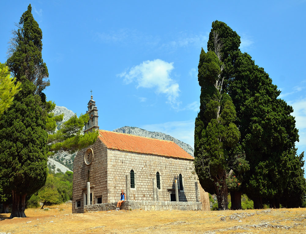 ...vom Kloster gelangt man über einen schmalen, steilen Weg noch weiter hinauf auf ein Plateau zur Kirche Gospe od Karmena...