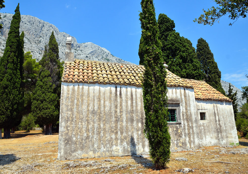 ...eine weitere Kapelle bei der Kirche Gospe od Karmena, dahinter der 961m hohe Sveti Ilja...