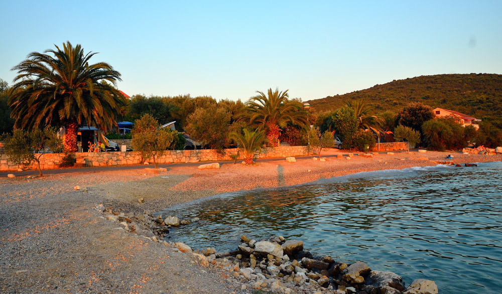 ...14.8. Heute wollen wir den Strand direkt vorm CP nutzen. Strandbar oder Kiosk brauchen wir nicht, bis zum Kühlschrank im WoMo sind es ja nur 40 m und der Kiesstrand ist uns auch lieber als ein Sandstrand, so bleibt das WoMo länger sauber...