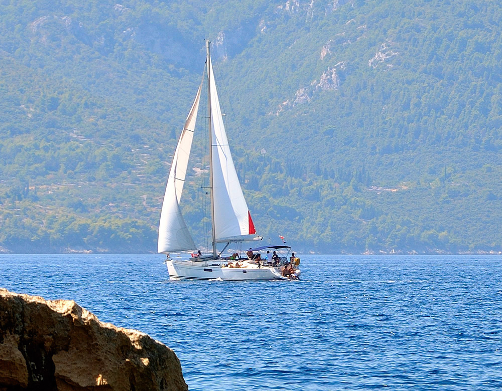 ...viele Segler ziehen vorbei im Korcula-Kanal...