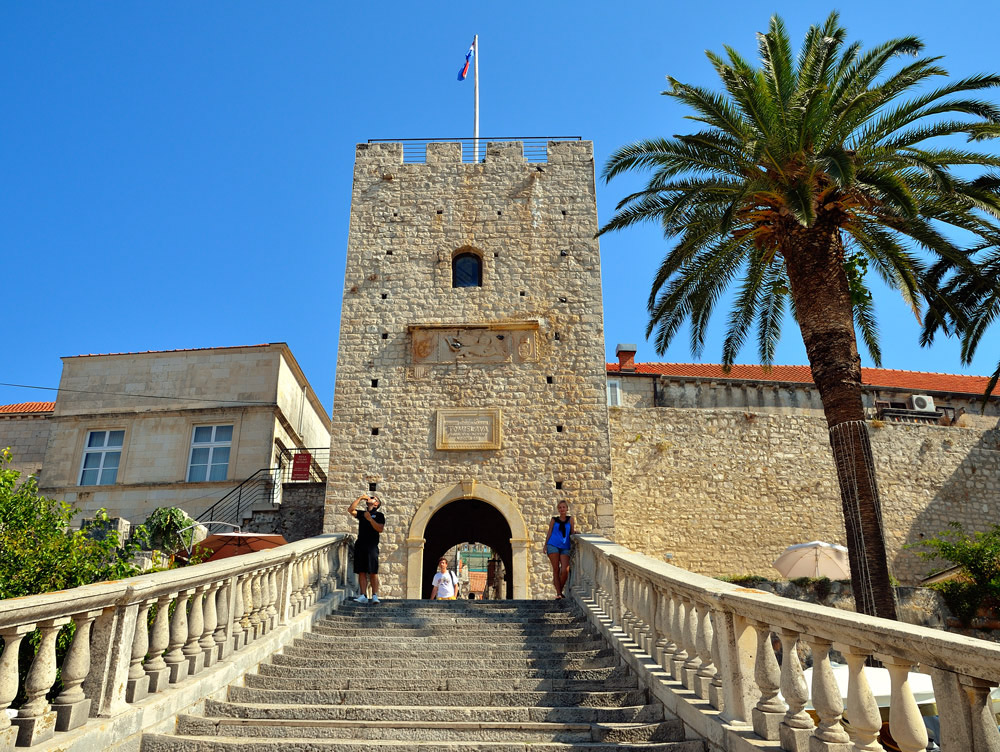 Wie Dubrovnik ist auch Korčula ein herausragendes Beispiel für die planmäßige Anlage einer mittelalterlichen Stadt: Die Hauptachse bildet eine breite Gasse, die sich vom Landtor aus gerade durch die gesamte Altstadt zieht. An ihr befinden sich alle wichtigen Gebäude der Stadt. Zu beiden Seiten zweigen in regelmäßigen Abständen kleine Gassen ab. Sie sind so angelegt, dass sie größtmöglichen Schutz gegen Wind und Sonne bieten, im Sommer aber den kühlenden Wind in die Häuser lassen. Von oben betrachtet wirkt die Anlage der Straßen wie das Gerippe eines Blattes.