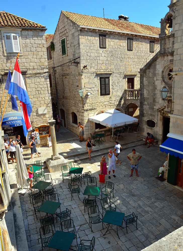 ...Direkt hinter dem Landtor öffnet sich der kleine Platz Trg Braća Radić mit der barocke Kapelle Sv. Mihovil aus dem Jahr 1603 und dem Rathaus...