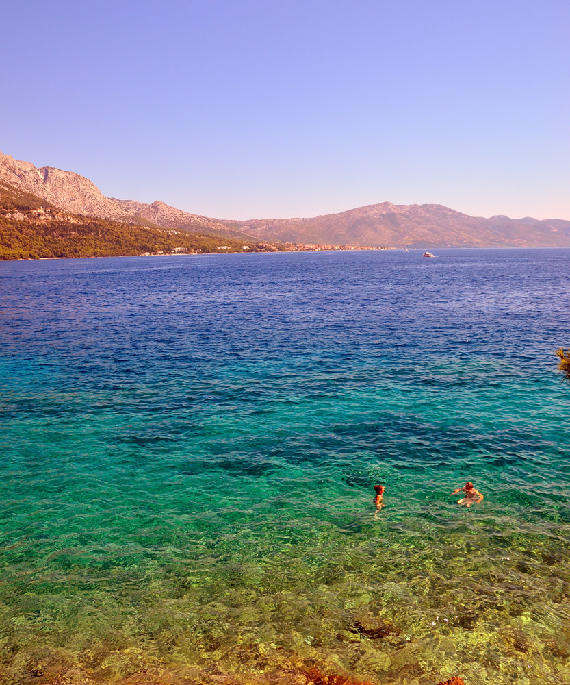 ...Korcula-Stadt. An der Ostseite der Altstadt ist die Uferpromenade von Kiefern gesäumt. Hier befinden sich zahlreiche Cafés und Restaurants. Man kann dort auch direkt baden...