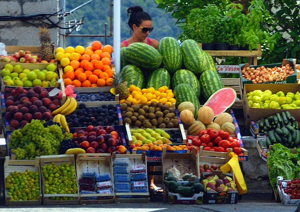 ...frisches Gemüse & Früchte am Markt vor der Altstadt...