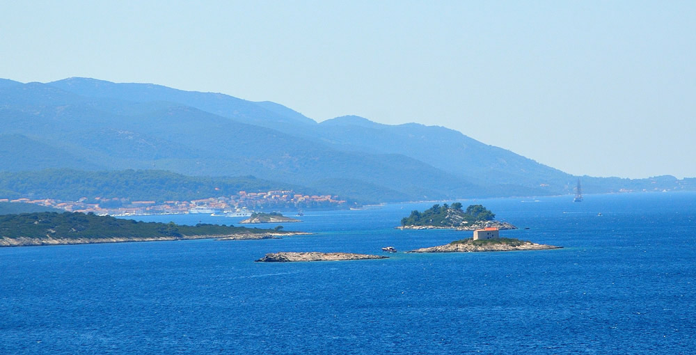 ...im Vordergrund der Leuchtturm Sestrice, dahinter Korcula-Stadt...