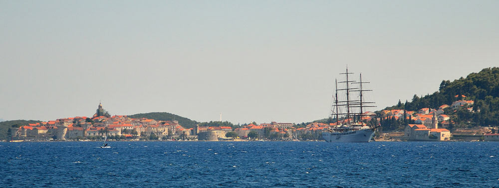 .....vor Korcula ankert gerade die Sea Cloud 2, ein sehr exklusives Segel-Kreuzfahrtschiff...