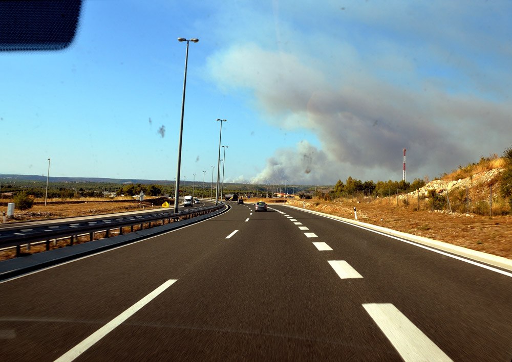 ...immer wieder entdecken wir neben der Autobahn kleinere Br�e, aber dieser Buschbrand n�ich von Split zieht bedrohlich in Richtung einer gr�ren Siedlung, �ns mehrere L�flugzeuge bek�fen das Feuer. Kurz vor Zagreb noch einmal ein Riesenstau, der uns locker eineinhalb Std. kostete, der Rest der Heimreise verl�t problemlos und so kommen wir nach insgesamt 2236 km um 3:45 Uhr zuhause an.