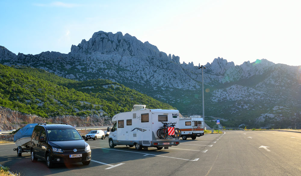 ...7.6. Die erste Etappe endet beim Sveti Rok Tunnel kurz vor Zadar. Auf dem Autobahn-Rastplatz verbringen wir eine ruhige Nacht. Nach dem Frühstück um 7:30 Uhr nehmen wir die restlichen 370 km nach Dubrovnik unter die Räder...