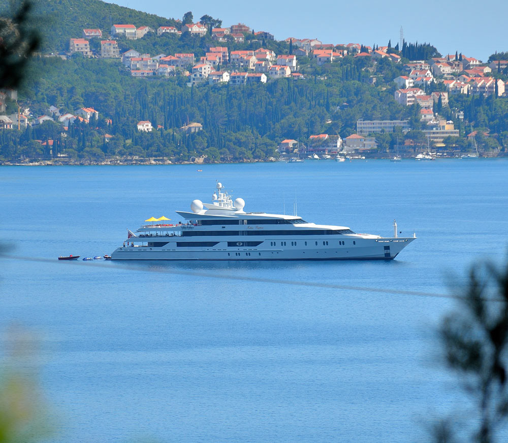 ...von unserem Stellplatz aus können wir immer wieder solche Mega-Yachten in der Bucht darunter beobachten, scheint ein beliebter Übernachtungsplatz zu sein...