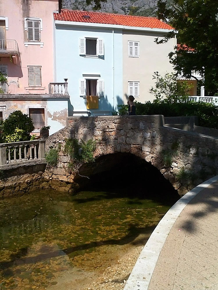 ...alte Steinbrücke in Mlini...