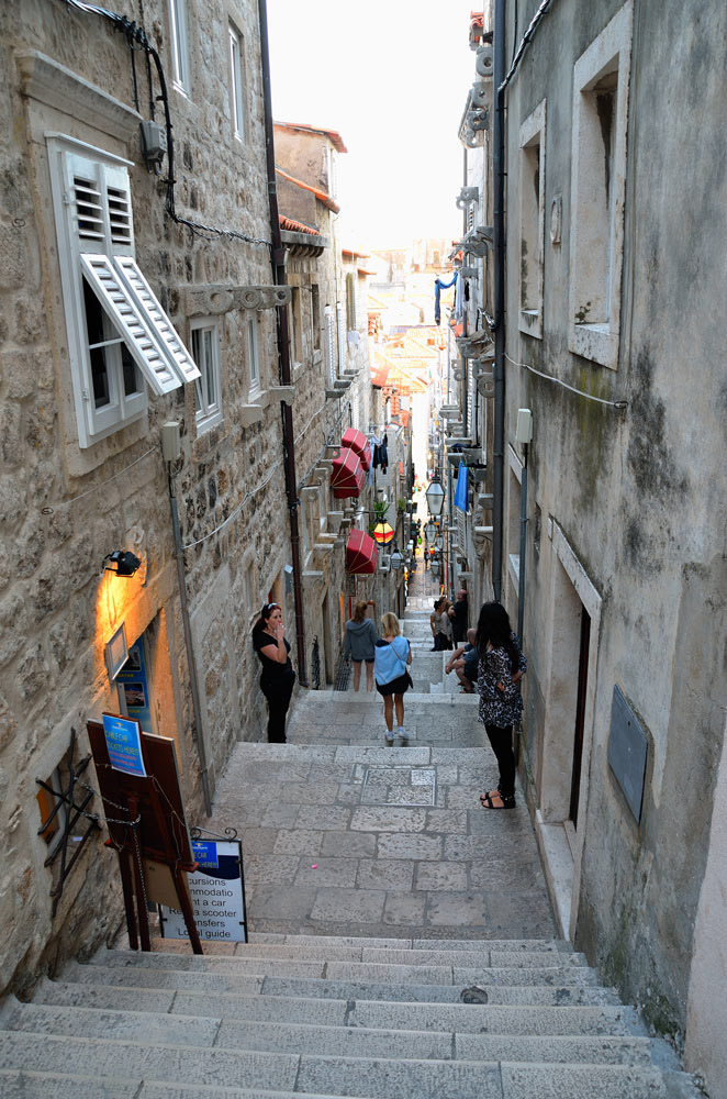 ...am selben Abend noch nehmen wir den Bus nach Dubrovnik für einen Kurzbesuch der Stadt. Steile Steinstiegen führen hinunter in die Altstadt...