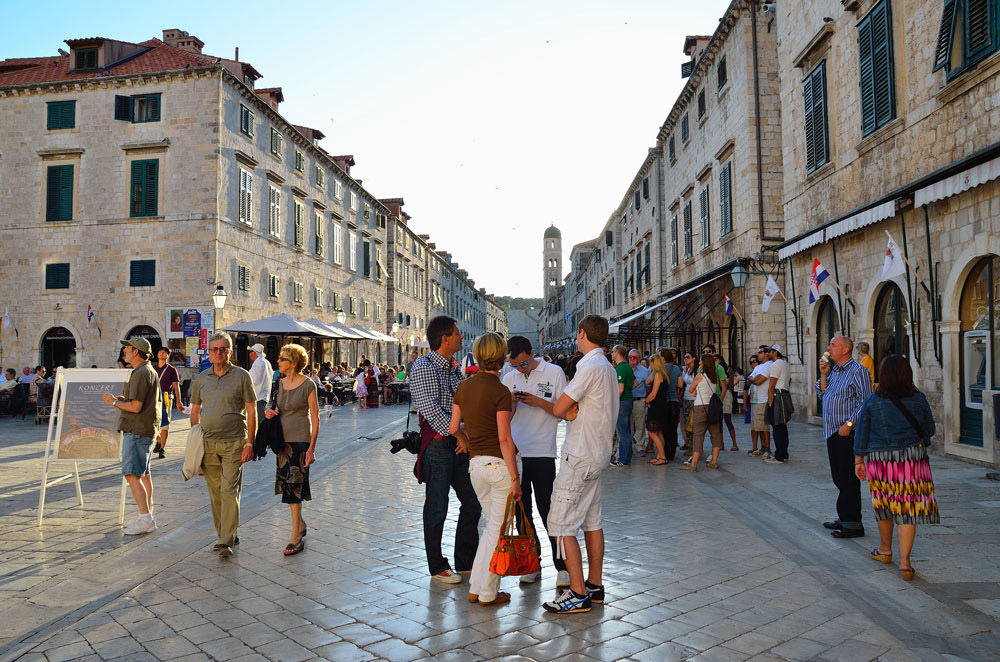 Der Stradun (übersetzt „Große Straße“) ist die größte Hauptstraße in der Altstadt von Dubrovnik (historischer Name Ragusa) in Kroatien. Das gegenwärtige Aussehen erhielt der Stradun nach dem großen Erdbeben 1667, als Dubrovnik rasch wiederaufgebaut wurde. Der abwechslungsreiche Charakter der ehemaligen Paläste an dem alten Stradun wurde durch einen planmäßigen Aufbau von zwei Reihen gleich hoher Barockhäuser in Stein mit einheitlichen Hausfronten ersetzt.