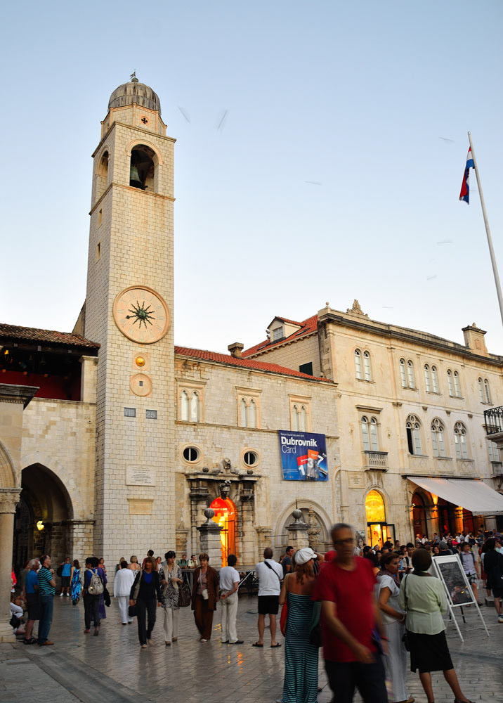 ...Dubrovnik, Palaza Sponza mit dem Tor zum alten Hafen...