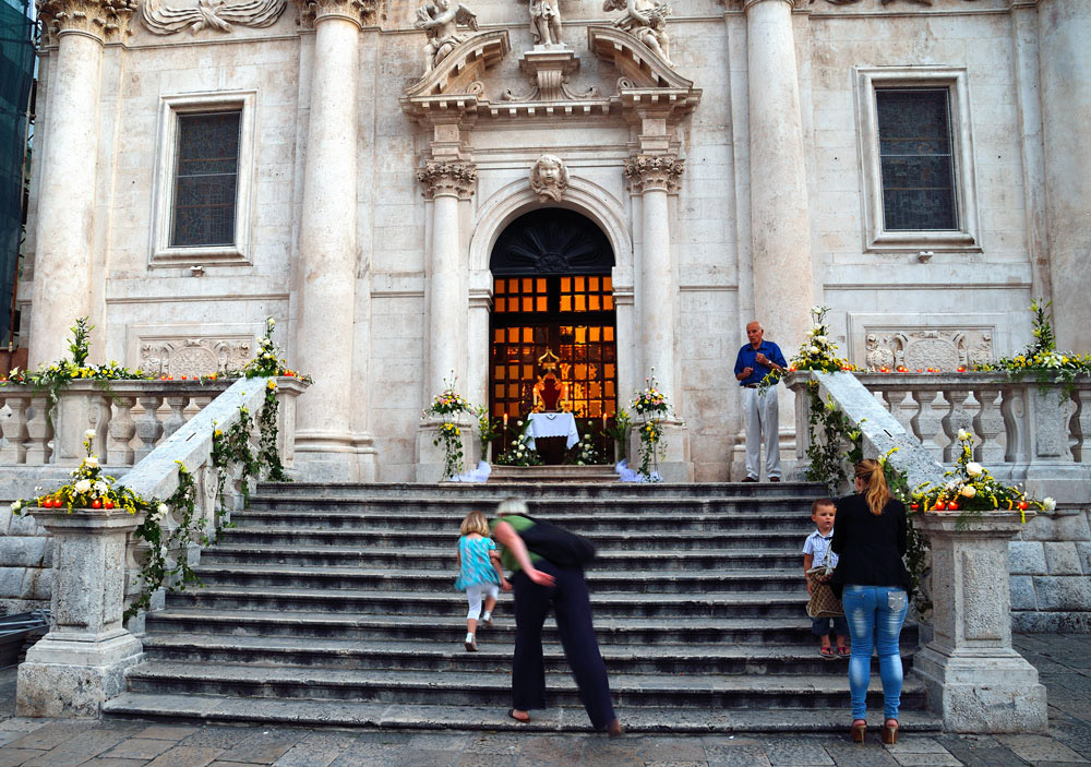 ...Fronleichnam-Blumenschmuck vor der Kirche d. Hl. Blasius...