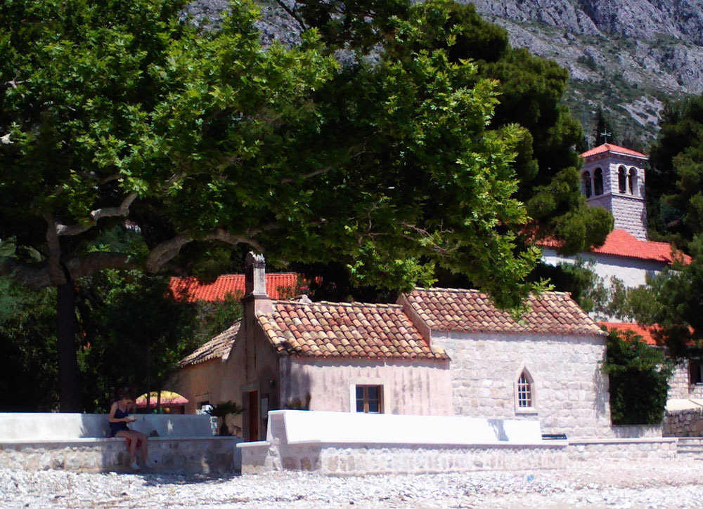8.6. Heute ist Ruhetag bevor es morgen zur grossen Dubrovnik-Besichtigung losgeht. Nina checkt ihr Facebook-Konto im Schatten der alten Platane von Mlini...
