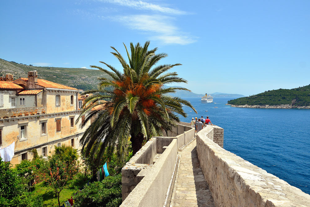 ...Wir betreten die Stadtmauer beim Pile Tor auf der Westseite. Die Stadtmauer, welche die Altstadt von Dubrovnik umgibt, wurde im 13. Jahrhundert erbaut. Sie ist 1940 Meter lang, 25 Meter hoch und bis zu sechs Meter dick. Das vollständig erhaltene Bauwerk besitzt fünf Tore und vier Festungen.