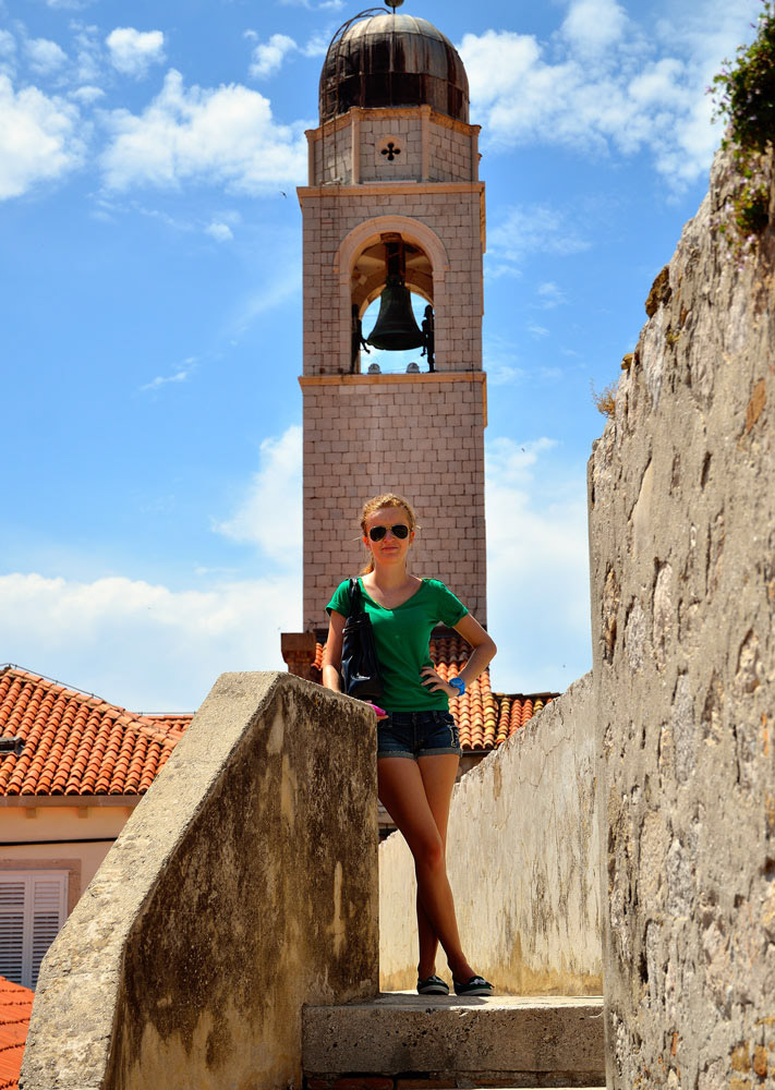 ...Nina vorm Glockenturm in der Nähe des alten Hafens...