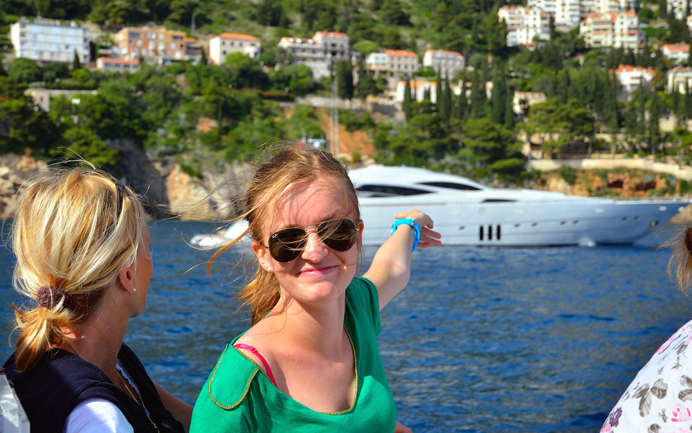 ...Unser Taxi-Boot nach Mlini legt um 16:30 Uhr ab, Nina würde aber lieber auf dem Nachbar-Boot anheuern...wer würde das nicht gerne ?....