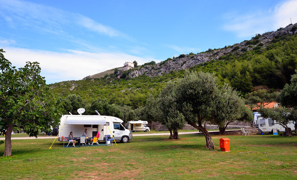 10.6. In der Früh machen wir uns auf den Weg zur Halbinsel Peljesac zum Camping Prapratno bei Ston. Der Platz ist nur schwach belegt, - ein schönes Plätzchen ist rasch gefunden...