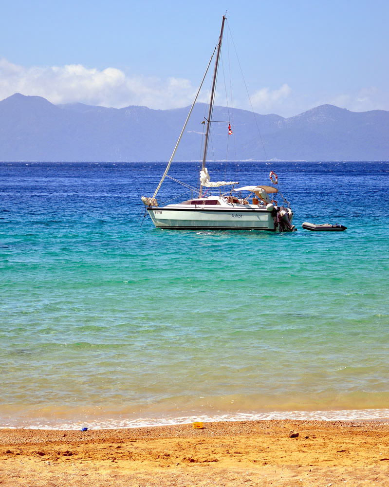 ...Die Bucht von Prapratno mit Sandstrand, dahinter die Insel Mljet...