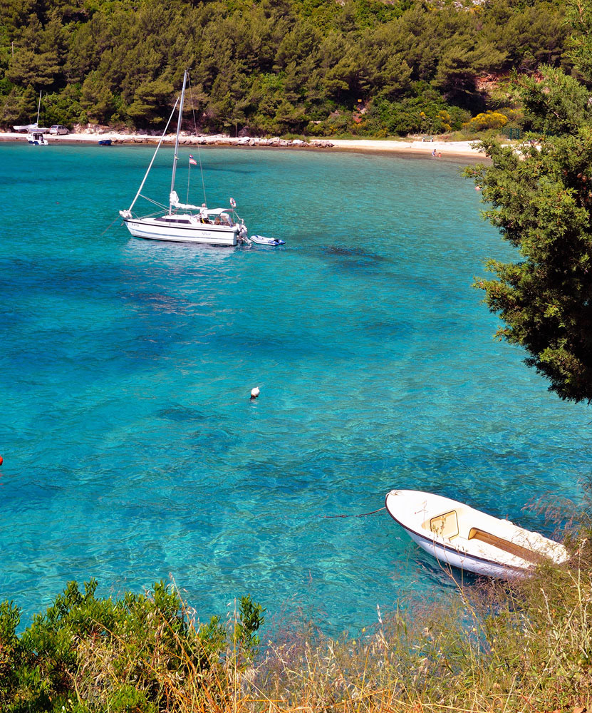 Die Bucht von Prapratno mit der türkisen Adria...