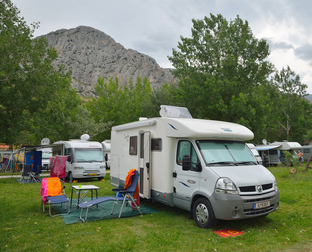 ...Am Nachmittag erreichen wir das Camp Galeb in Omis. Wir beschliessen heute Abend die Stadt zu besichtigen und schon morgen weiter zufahren... der Campingplatz gefällt uns garnicht, er ist ungepflegt, enge unebene Parzellen, viele Wege und Wiesen sind vollgesch****n mit Hundekot, Nachts kaum beleuchtet...da haben wir schon viel Besseres gesehen!