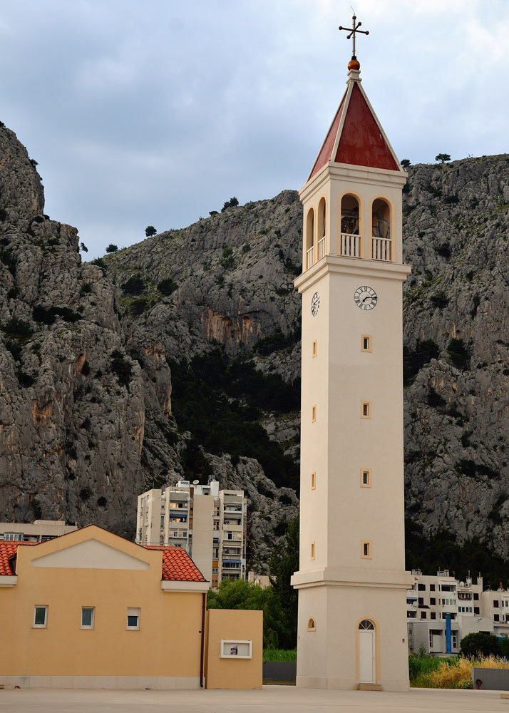 ...Glockenturm in Omis...