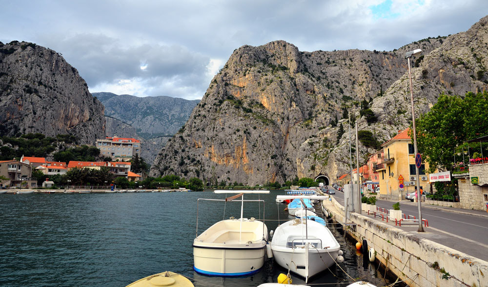 ...Die Cetina mündet bei Omis ins Meer...