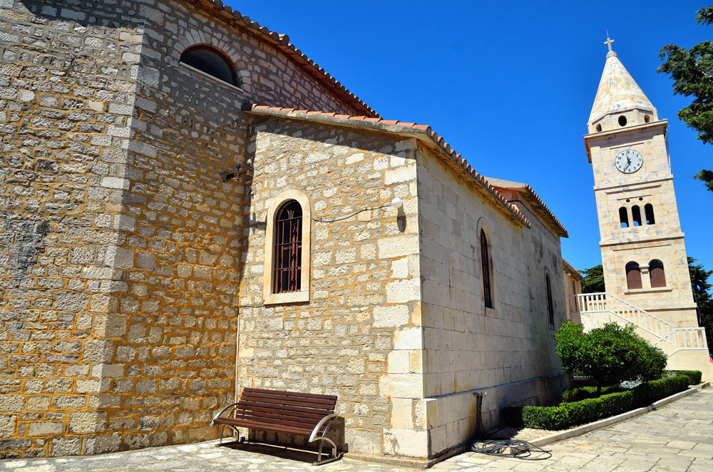 ...Das ehemalige Fischerdorf mit seiner pittoresken, auf einer Halbinsel gelegenen Altstadt ist heute ein beliebtes Touristen- und Ferienziel in Dalmatien. Am höchsten Punkt der Halbinsel befindet sich die im 15. Jahrhundert errichtete Pfarrkirche Sv.Juraj...