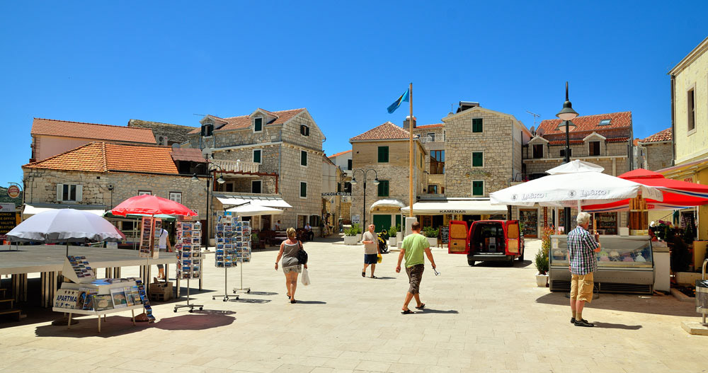 ...am Hauptplatz gönnen wir uns noch eine Tüte Eis bevor wir wieder ein Stück retour nach Trogir fahren. Dort checken wir am CP Rozac ein. Gerade noch so bekommen wir ein Fleckchen gleich bei der Rezeption, der Platz ist im Juni schon voll...