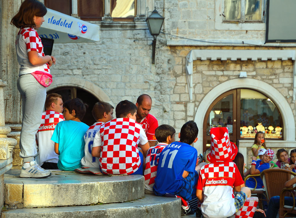...junge Kroatien-Fans am Hauptplatz von Trogir vor der St.-Laurentius-Kathedrale. Nachdem Italien in Führung geht ist die Stimmung nicht so gut...