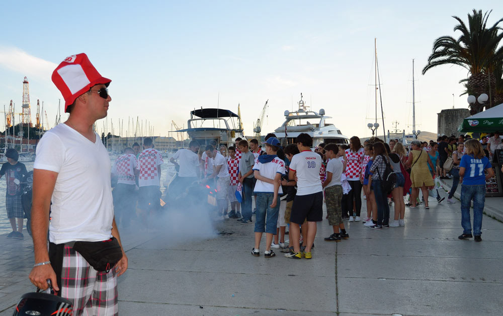 ...Siegesfeier in der Marina...Gummi, Gummi mit dem Scooter! Wie feiern dann die Kroaten erst einen Sieg, wenn ein Remis schon so ausgelassen zelebriert wird ?...