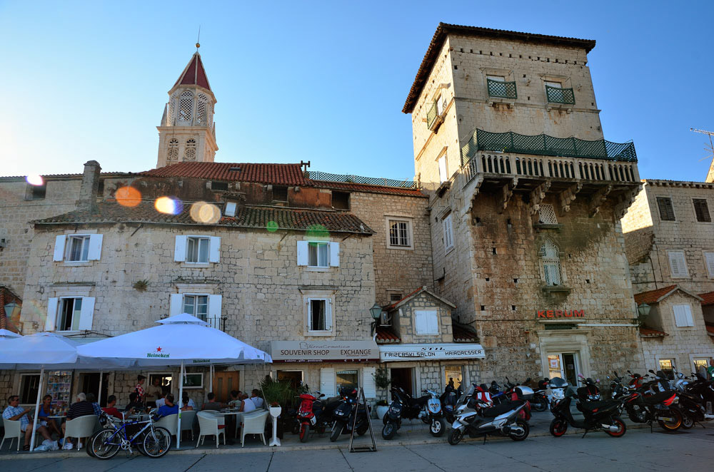 ...Die gesamte Altstadt von Trogir zählt seit 1997 zum Weltkulturerbe der UNESCO. Der Ort gilt als herausragendes Beispiel für städtebauliche Kontinuität...