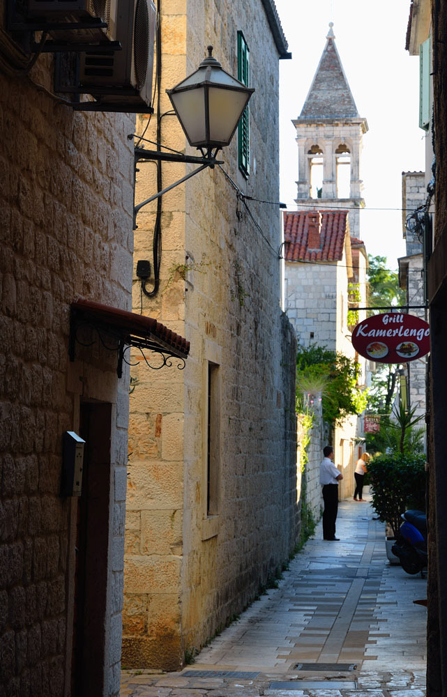 ...Die romanische Stadt Trogir stellt nicht nur an der Adria den am besten erhaltenen romanisch-gotischen Komplex dar, sondern in ganz Osteuropa...