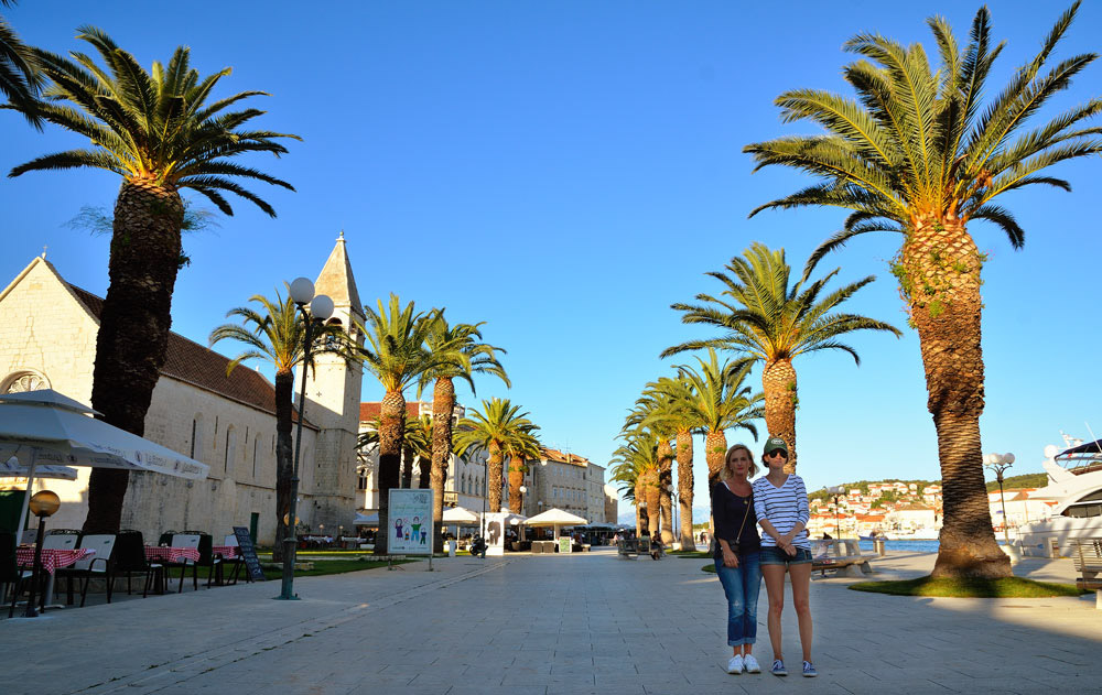 ...Trogir Riva, Palmenpromenade im Hafen von Trogir...