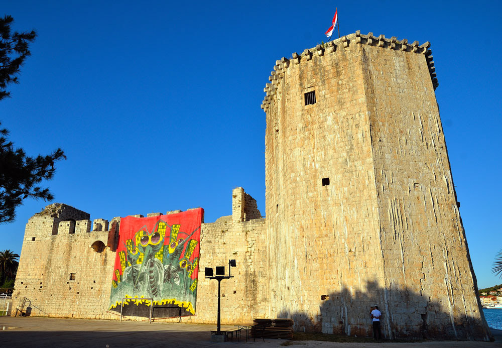 ...Die Festung Kamerlengo aus dem 15. Jahrhundert. An der südwestlichen Spitze der Stadtinsel bietet die klobige Festung Kamerlengo dem Meer, dem Wind und vor allem potentiellen Angreifern die Stirn...