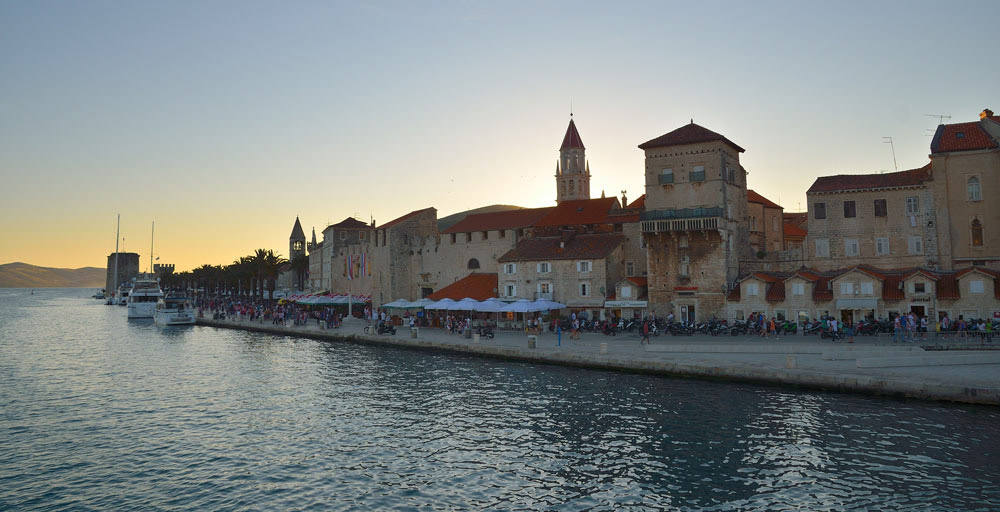 ...Trogir konnte sich seit dem Altertum zu einer erfolgreicher Handelsstadt an der dalmatinischen Küste entwickeln...