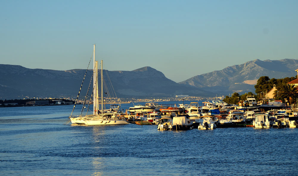 ...Marina von Trogir, ca. 20 km dahinter liegt Split...