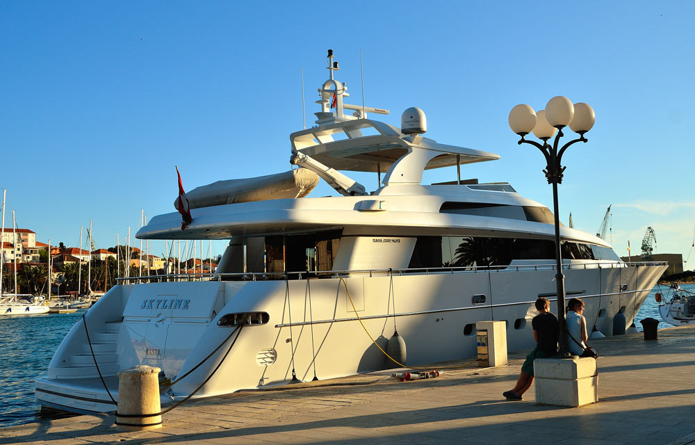 ...Trogir, Motoryacht des Herstellers San Lorenzo...