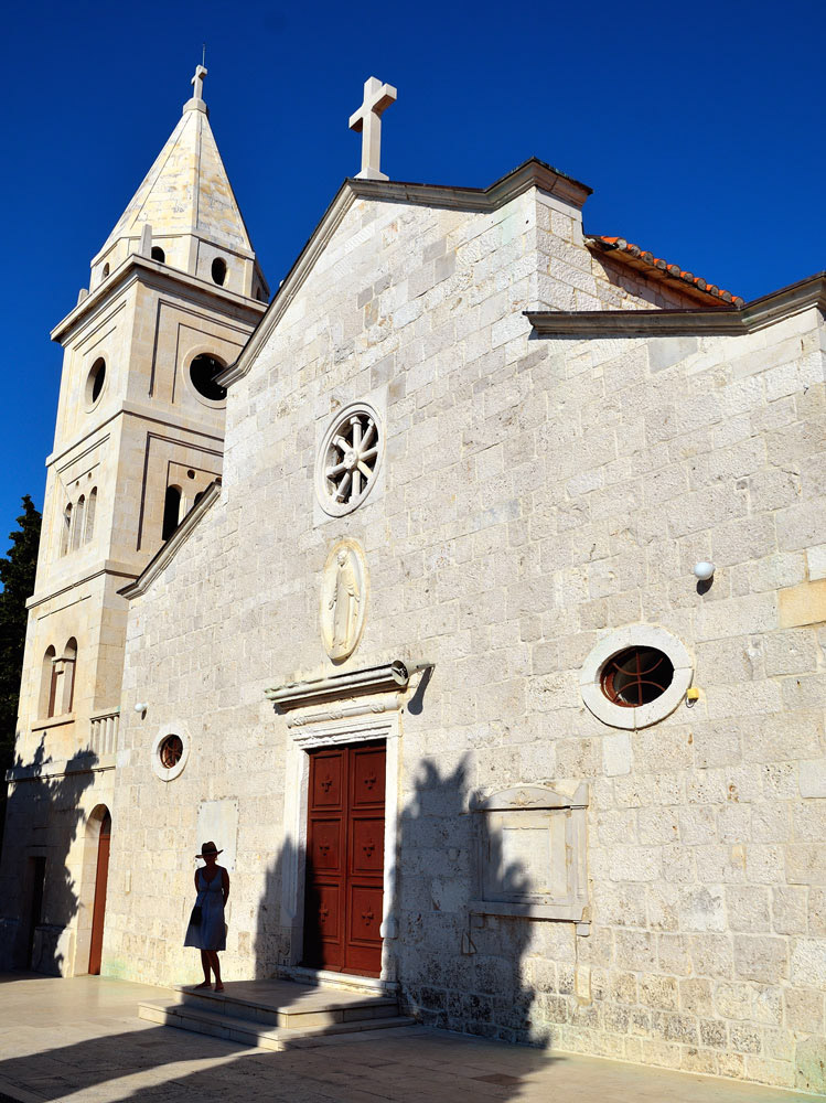 ...Am höchsten Punkt der Halbinsel befindet sich die im 15. Jahrhundert errichtete Pfarrkirche Sv.Juraj...