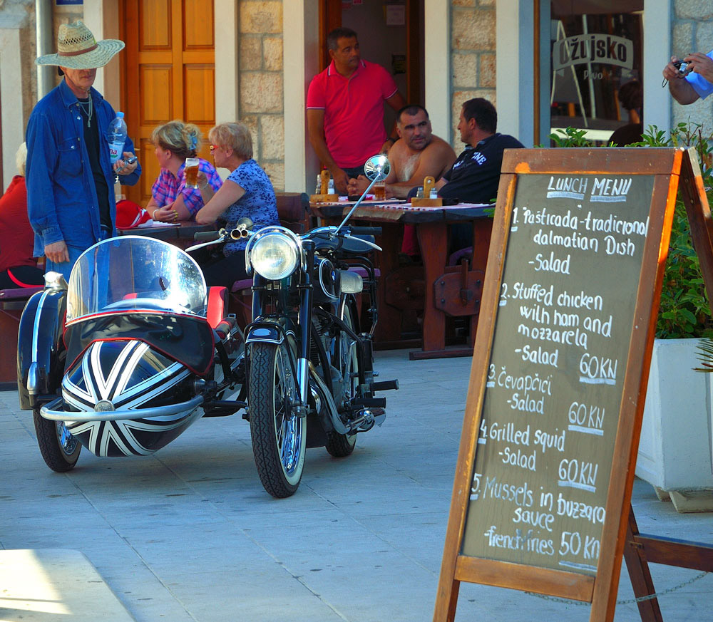 ...Oldtimer Beiwagengespann von BMW in Primosten...