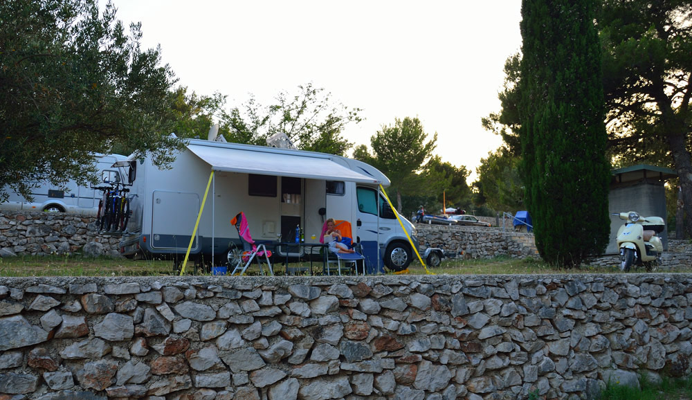 ...Am Abend erreichen wir den grossen Campingplatz Jezera auf der Insel Murter und finden auch gleich eine schöne Parzelle im ruhigen, mittleren Bereich. In erster Reihe zum Strand ist es uns zu laut. Nun wird auch der Roller ausgepackt. Doch morgen ist erst einmal Ruhe(Bade-) tag, erst übermorgen starten wir zu einer ersten Inselerkundung...