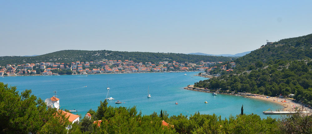 ...Die Bucht Jezera Lovisca, dort unten liegt unser CP. Im Hintergrund die Stadt Tisna auf dem kroat. Festland...