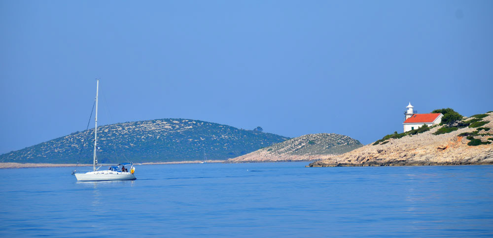 ...zum Strand von Podvrska mit Blick auf die kleine Insel Prisnjak und dem Leuchtturm...